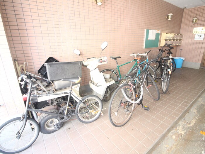 物件外観写真4　(駐輪場)