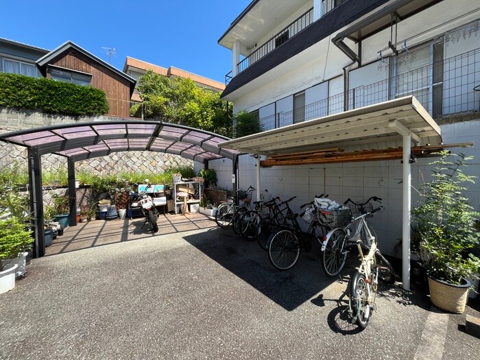 物件外観写真4　(駐輪場)