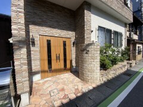 物件外観写真2　(エントランス部分)