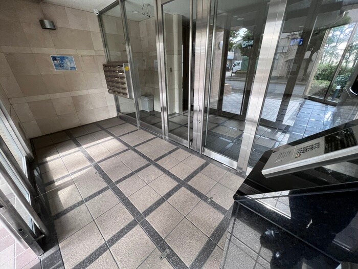 物件外観写真3　(エントランス部分)