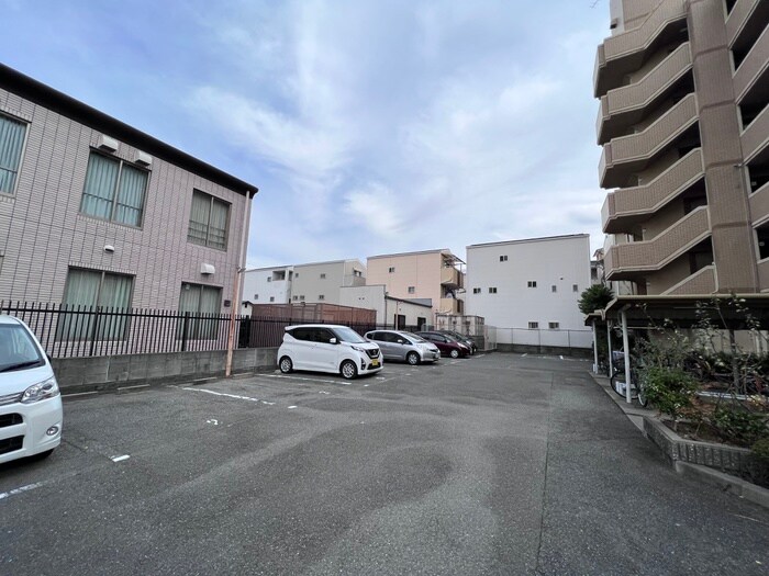物件外観写真5　(駐車場)