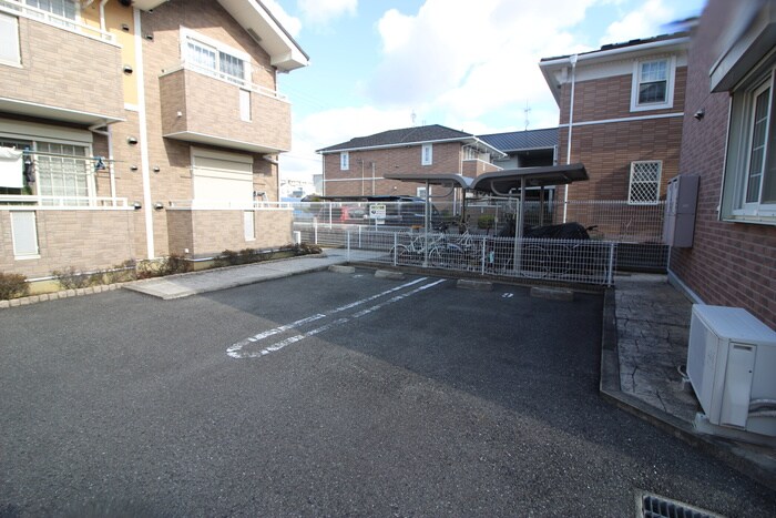 物件外観写真3　(駐車場)