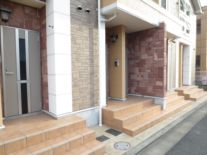 物件外観写真5　(エントランス部分)