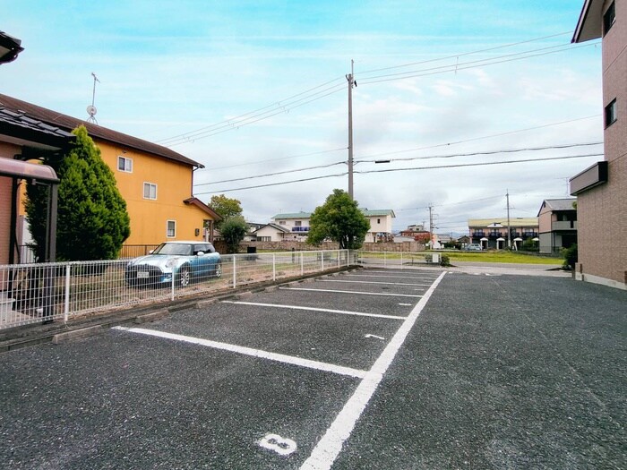 物件外観写真4　(駐車場)