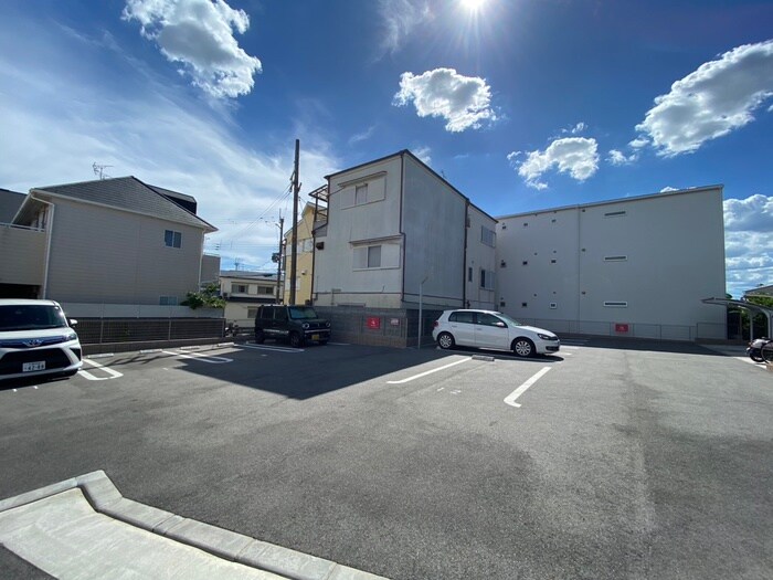 物件外観写真3　(駐車場)