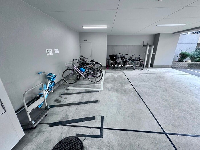 物件外観写真3　(駐輪場)