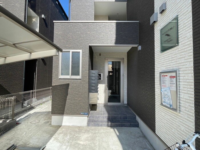 物件外観写真3　(エントランス部分)