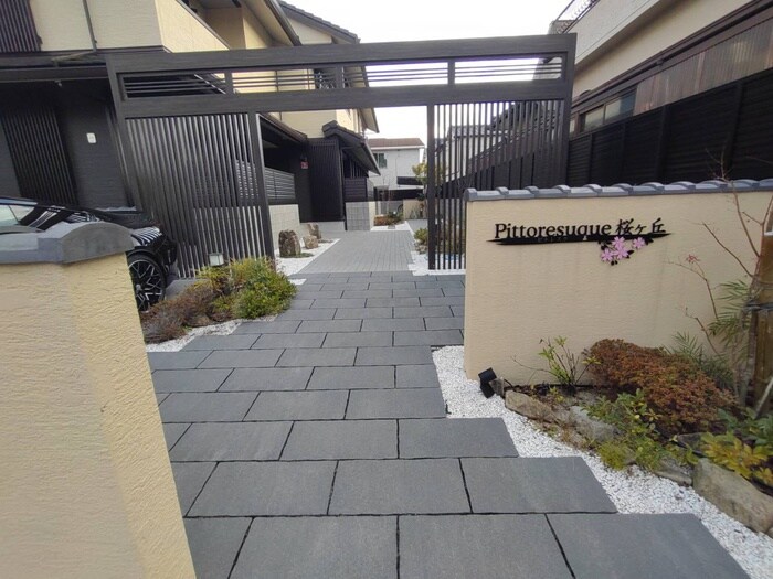 物件外観写真3　(エントランス部分)