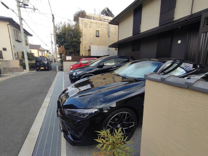 物件外観写真4　(駐車場)