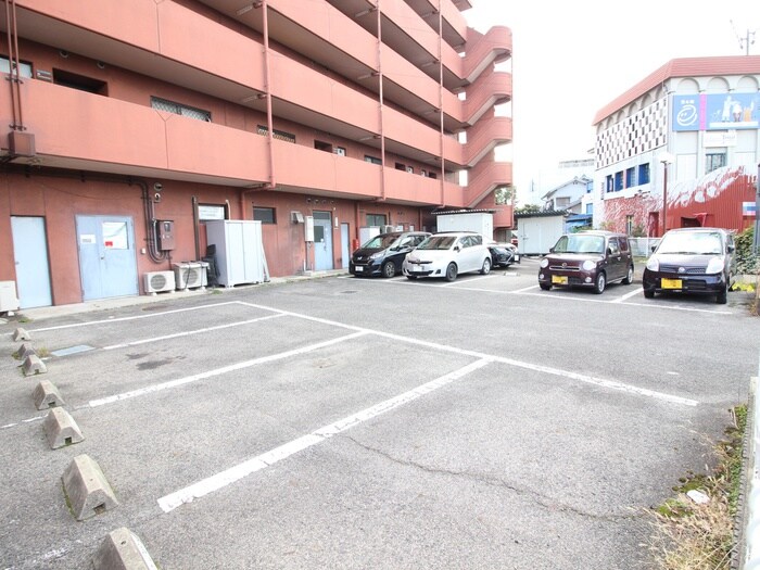 物件外観写真3　(駐車場)