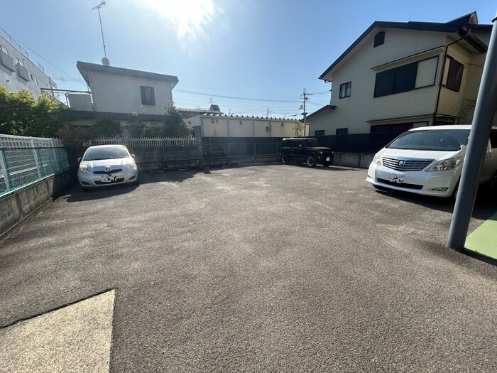 物件外観写真2　(駐車場)