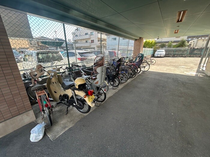 物件外観写真4　(駐輪場)