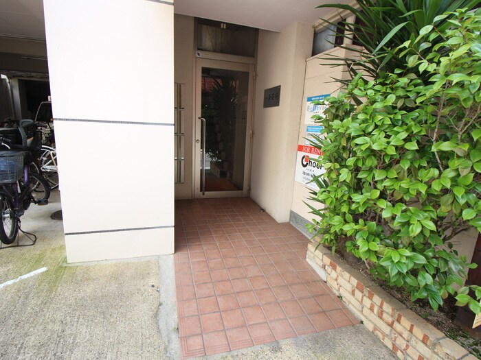 物件外観写真2　(エントランス部分)