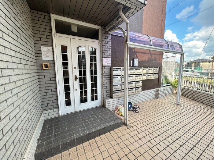 物件外観写真3　(エントランス部分)