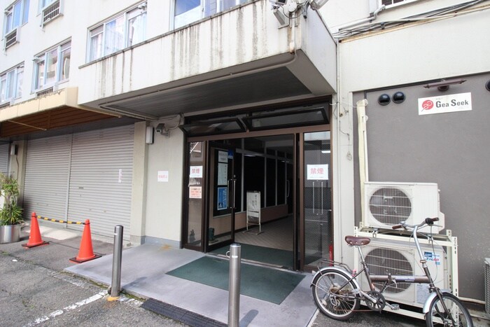 物件外観写真2　(エントランス部分)