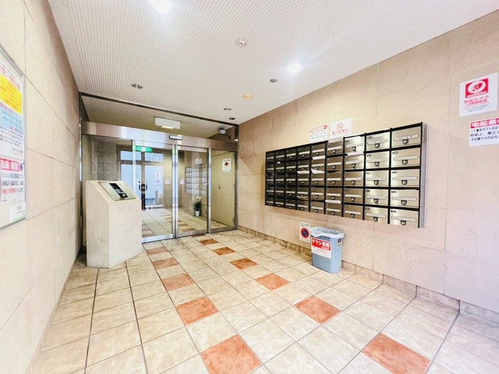 物件外観写真2　(エントランス部分)