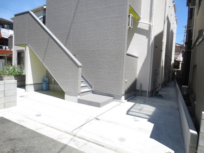 物件外観写真2　(エントランス部分)