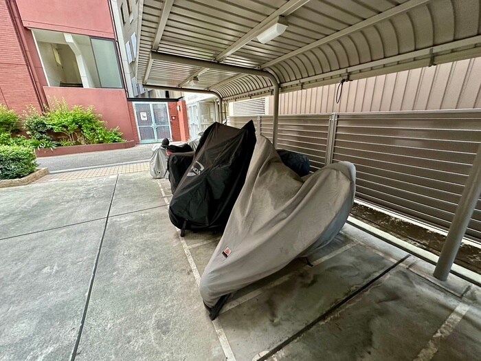 物件外観写真5　(バイク置き場)