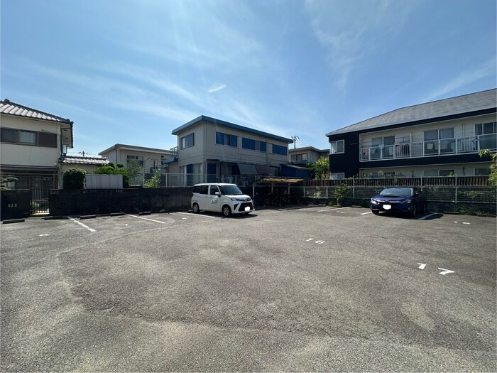 物件外観写真6　(駐車場)