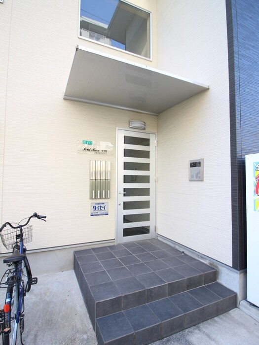 物件外観写真2　(エントランス部分)