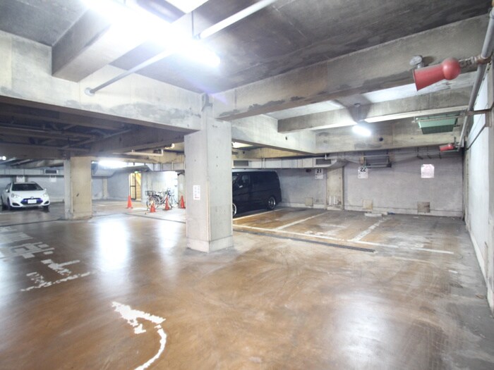 物件外観写真5　(駐車場)