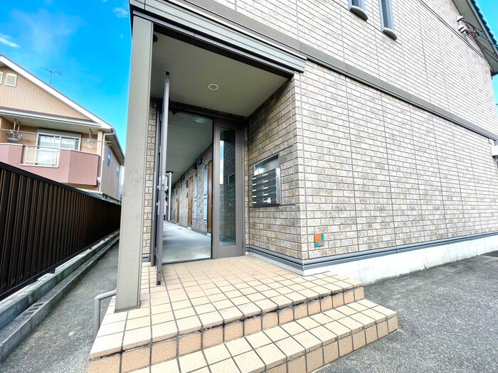 物件外観写真4　(エントランス部分)