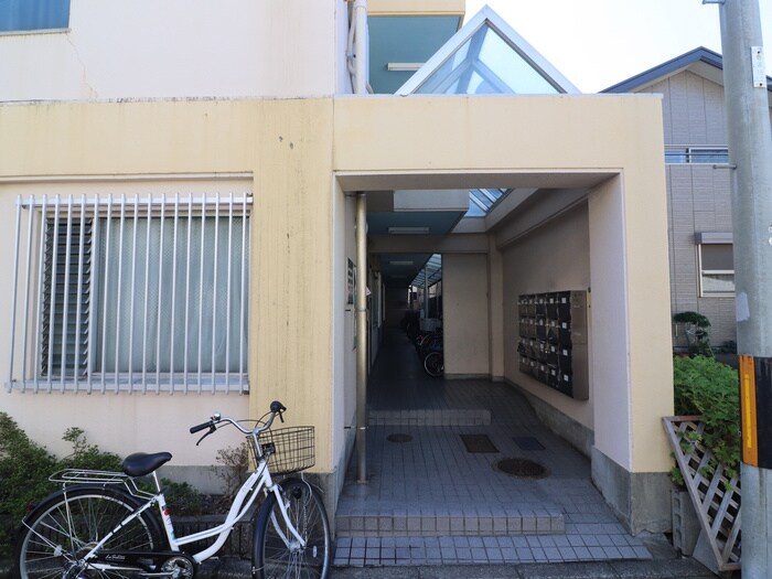 物件外観写真3　(エントランス部分)
