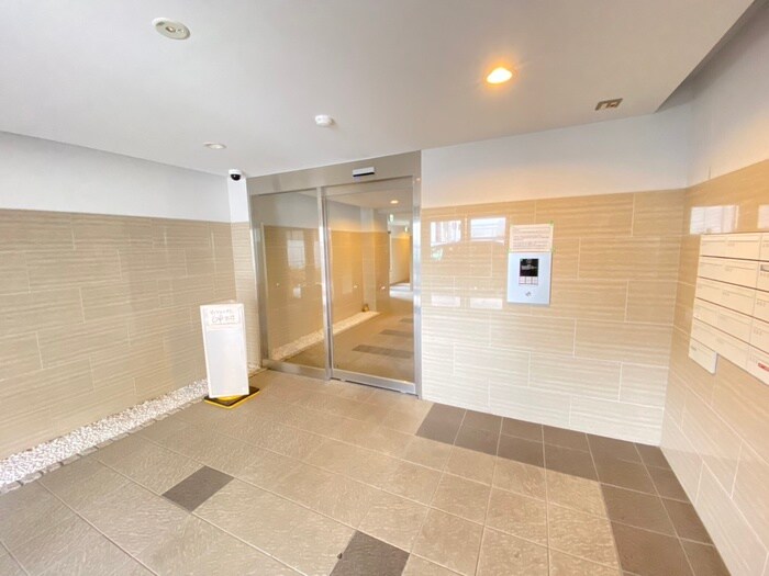 物件外観写真2　(エントランス部分)