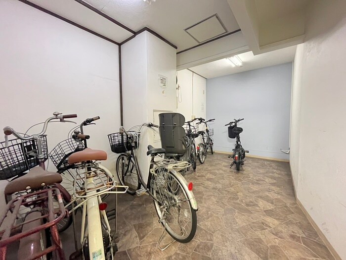 物件外観写真2　(駐輪場)