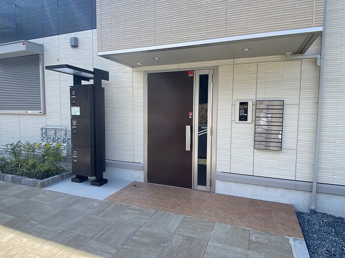 物件外観写真3　(エントランス部分)