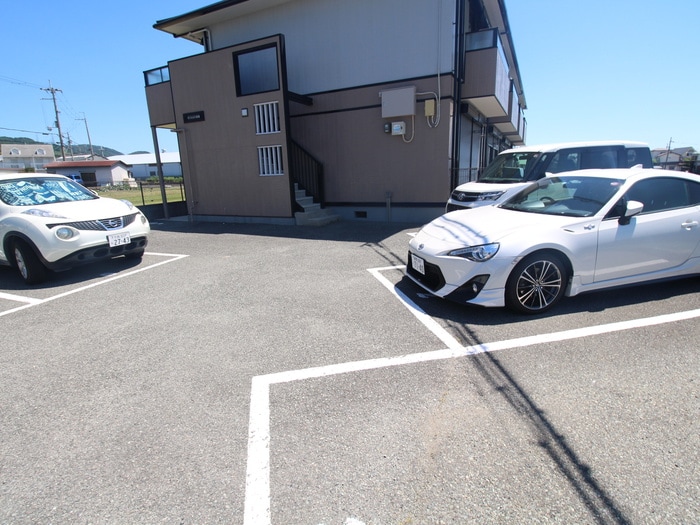 物件外観写真5　(駐車場)