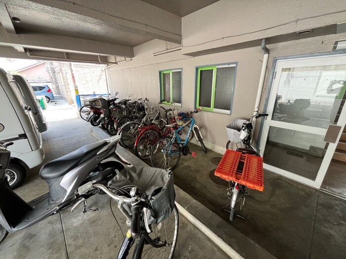 物件外観写真5　(駐輪場)