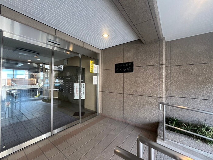 物件外観写真2　(エントランス部分)