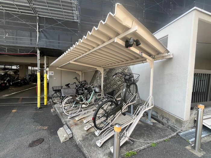 物件外観写真4　(駐輪場)