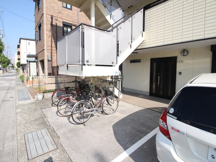 物件外観写真2　(駐輪場)