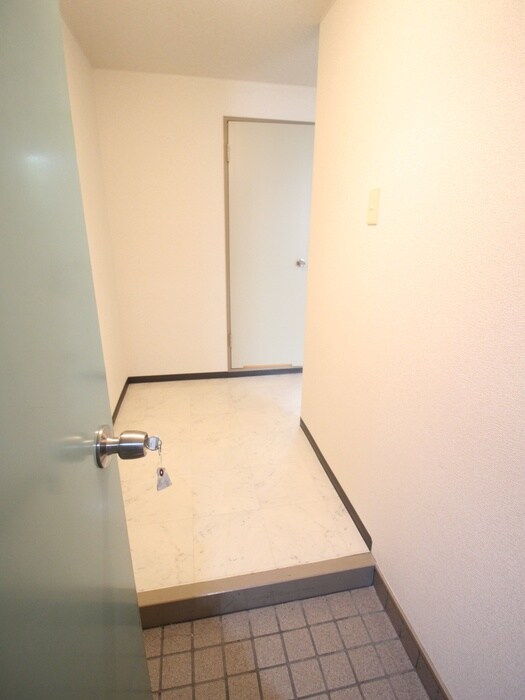 物件内観写真4　(玄関)