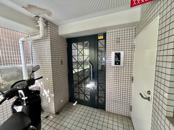 物件外観写真5　(エントランス部分)