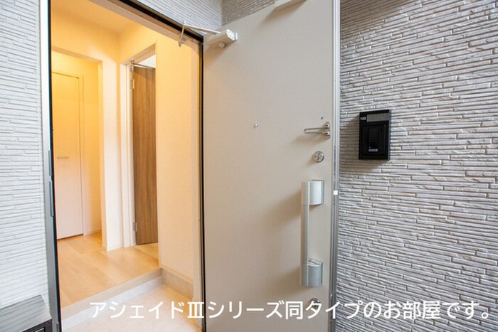 物件内観写真5　(玄関)