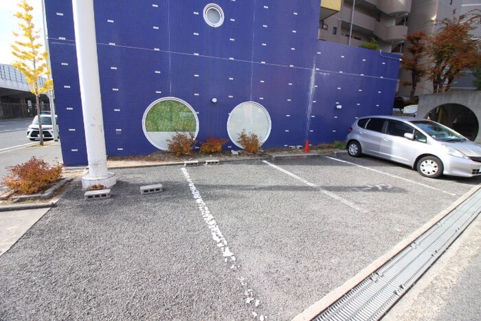 物件外観写真4　(駐車場)