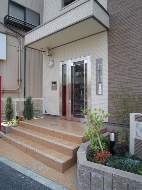 物件外観写真2　(エントランス部分)