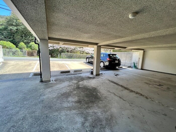 物件外観写真2　(駐車場)