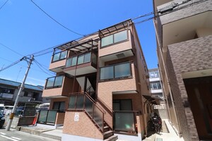 ウィッチ難波外観写真