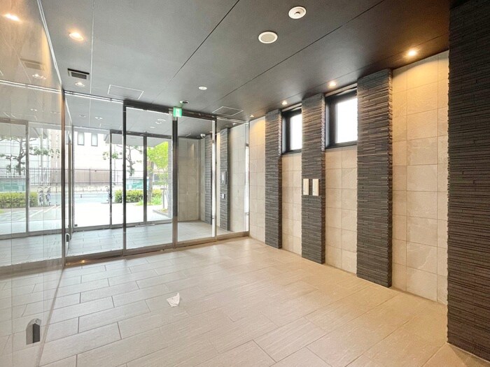 物件外観写真2　(エントランス部分)