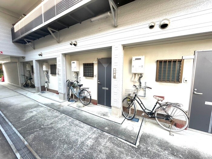 物件外観写真4　(駐輪場)