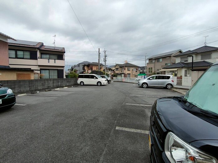 物件外観写真3　(駐車場)