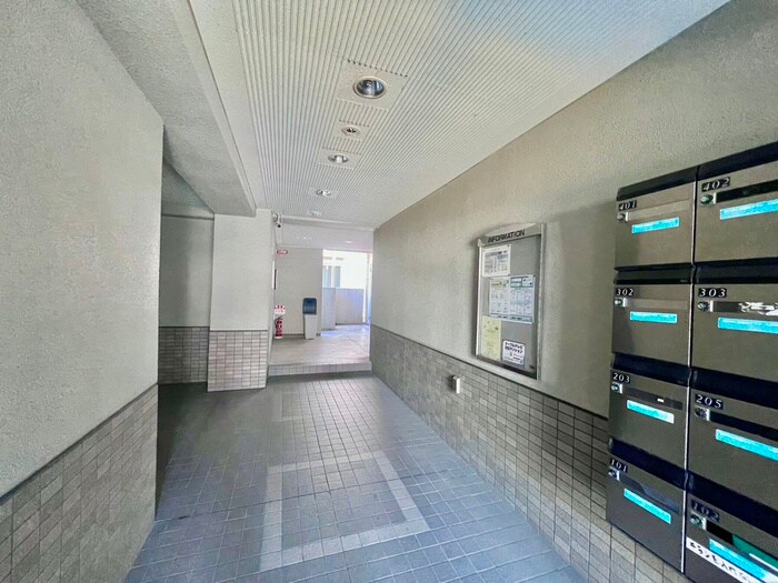 物件外観写真6　(エントランス部分)