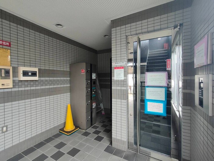 物件外観写真3　(エントランス部分)