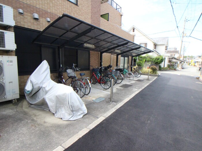 物件外観写真4　(駐輪場)