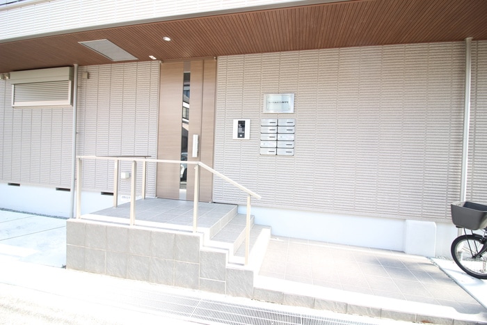 物件外観写真4　(エントランス部分)