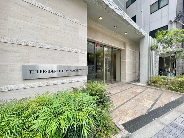 物件外観写真2　(エントランス部分)